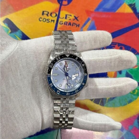 NIB GMT ICE BLUE SEIKO WATCH - Picture 4 of 5